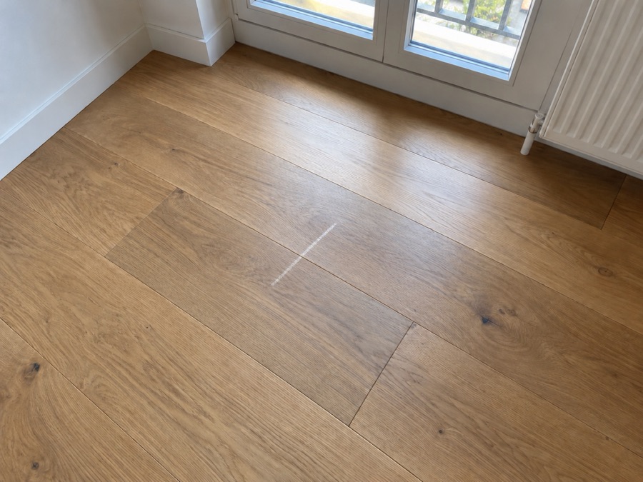 Photo : rayure sur le parquet du séjour