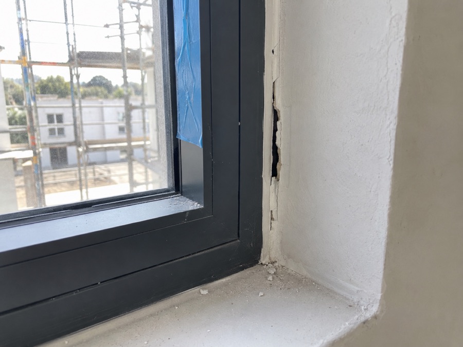 Photo de la menuiserie : joint décollé entre le cadre et le mur